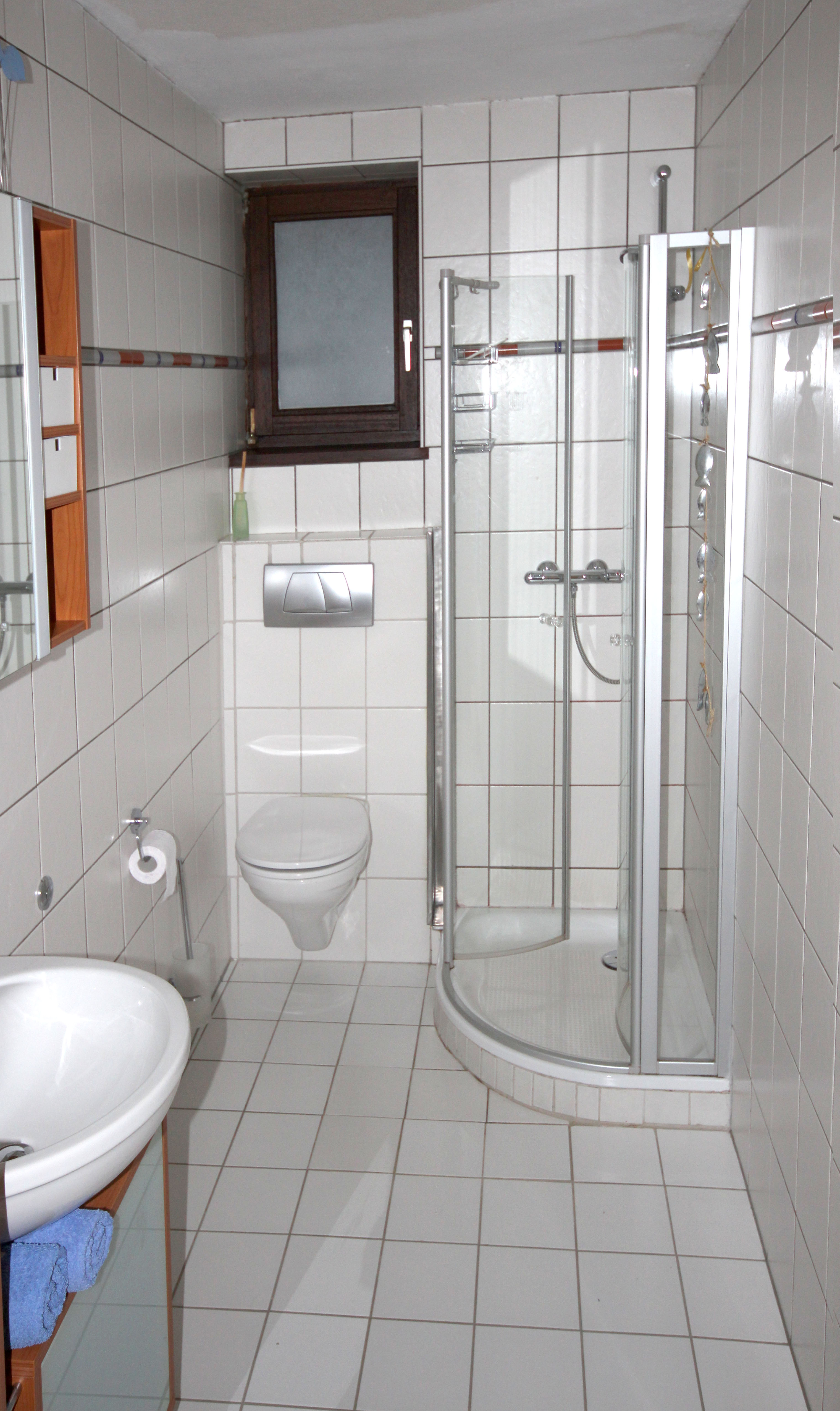 Das modern eingerichtete Badezimmer unserer Ferienwohnung in Buchen im Odenwald