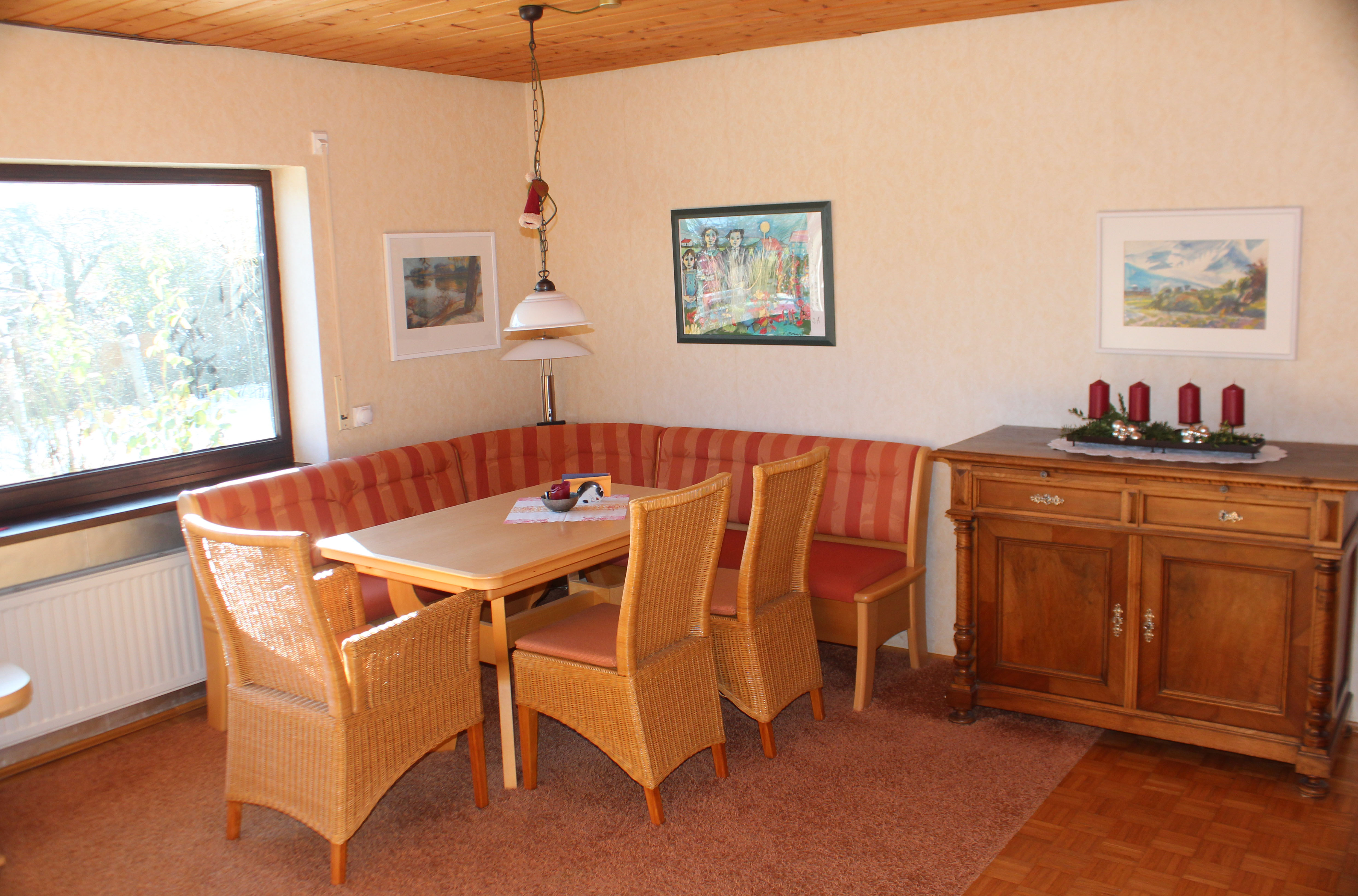 Das großzügig eingerichtete Wohn- und Esshzimmer unserer Ferienwohnung in Buchen im Odenwald